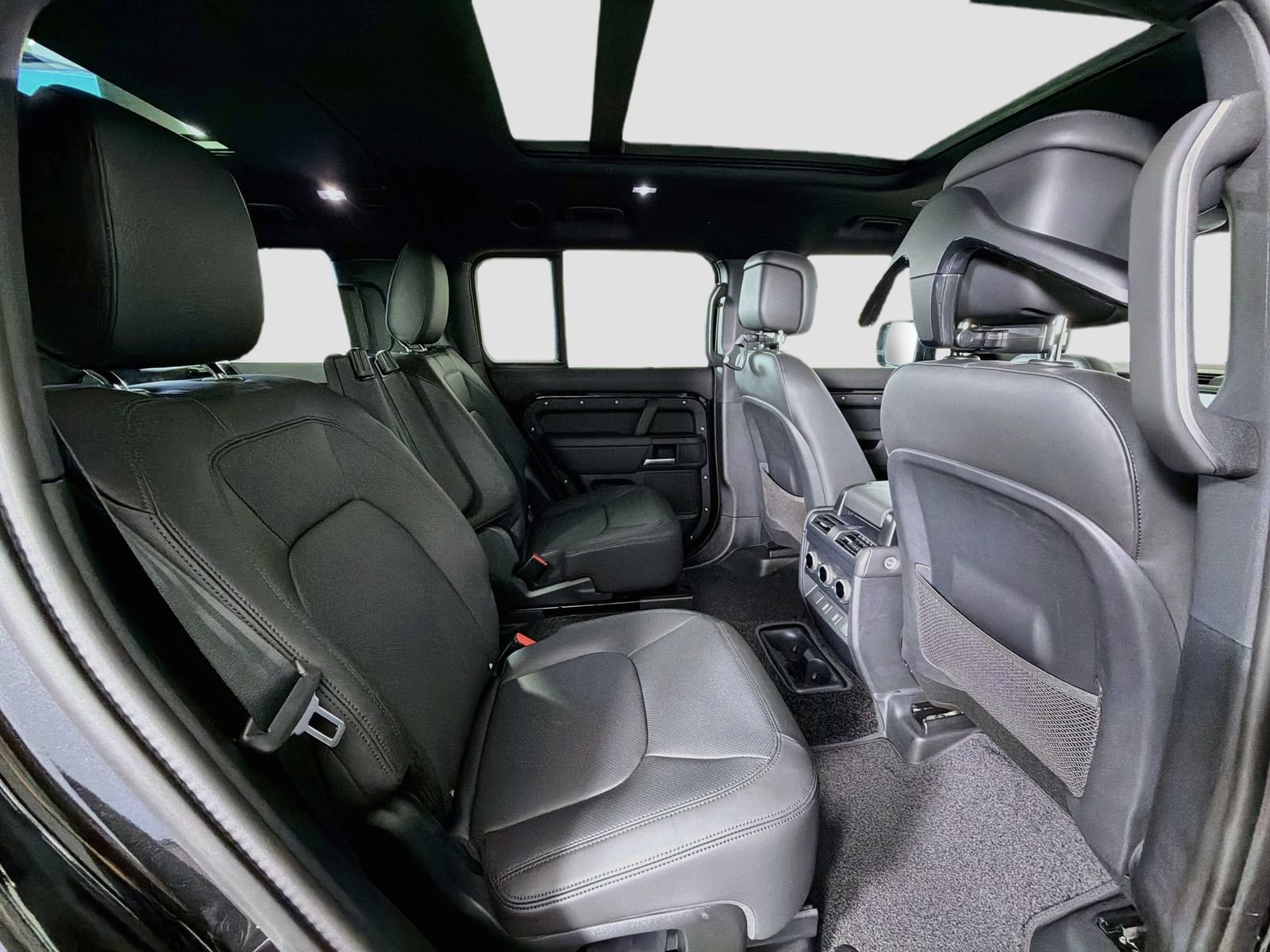 New 2026 Land Rover Defender 130 X-Dynamic SE AWD/4WD image 30