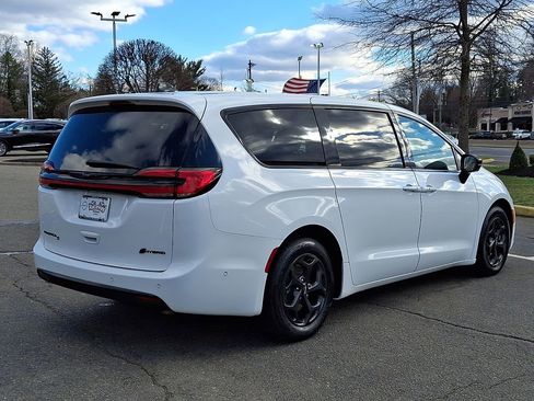 Used 2024 Chrysler Pacifica Limited FWD image 8
