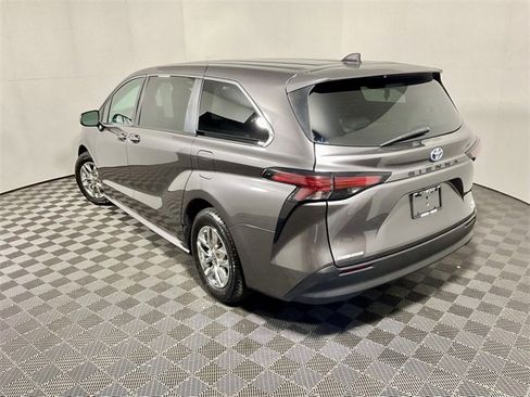 Used 2022 Toyota Sienna LE image 10