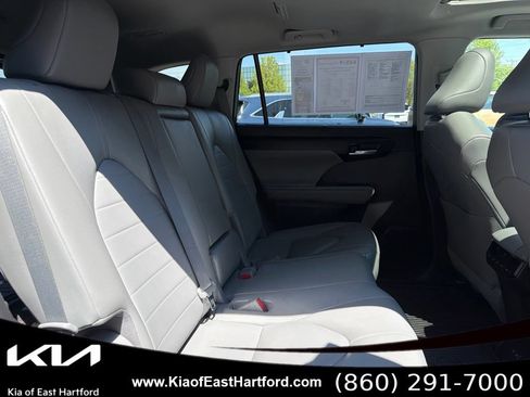 Used 2023 Toyota Highlander XLE AWD/4WD image 13