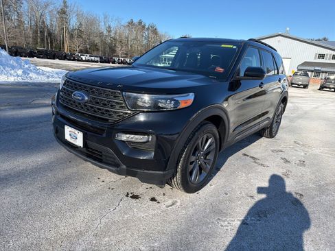 Used 2023 Ford Explorer XLT w/ Equipment Group 202A image 3