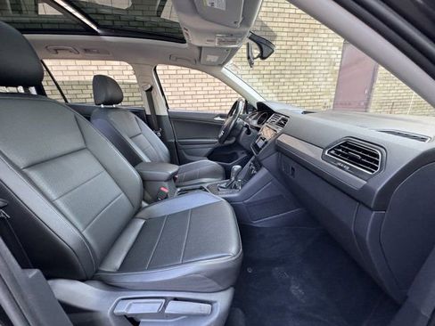 Used 2018 Volkswagen Tiguan SEL FWD image 16