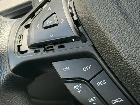 Used 2018 Ford Fusion SE w/ Fusion SE Technology Package FWD image 18