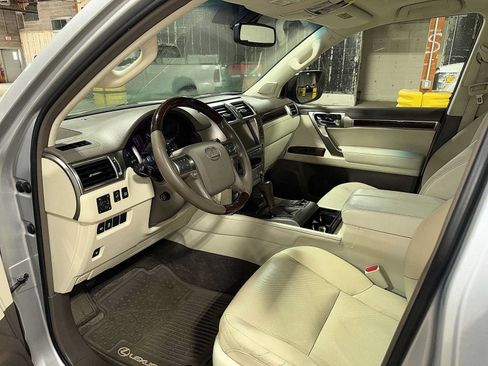 Used 2019 Lexus GX 460 Premium w/ Premium Package AWD/4WD image 30