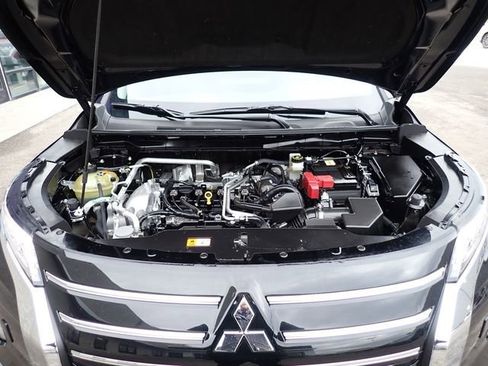 Used 2025 Mitsubishi Outlander SE image 13