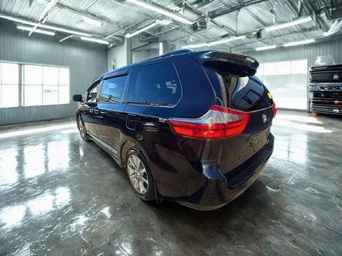 Used 2020 Toyota Sienna XLE AWD/4WD image 2