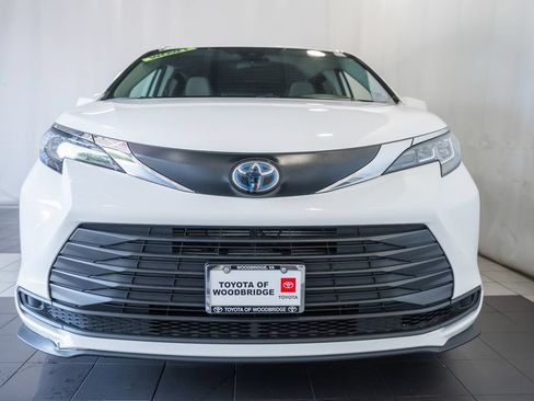 Used 2023 Toyota Sienna LE FWD image 2