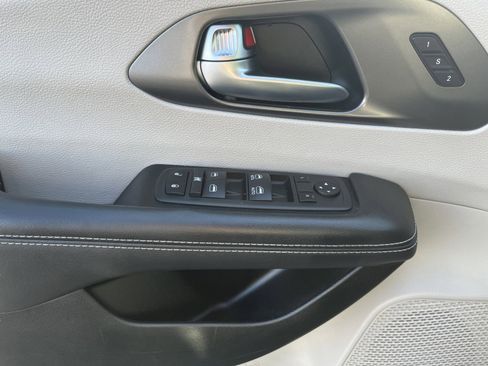 Used 2023 Chrysler Pacifica Touring-L FWD image 20