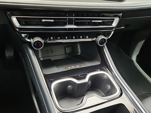 Used 2025 Chevrolet Traverse LT FWD image 14