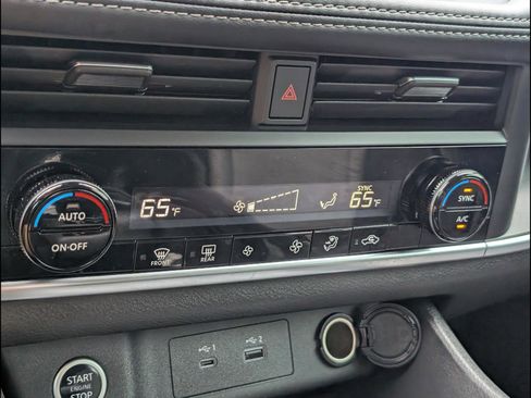 Used 2023 Nissan Rogue SV image 16