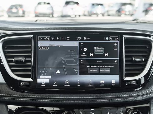 Used 2025 Chrysler Pacifica Limited FWD image 42