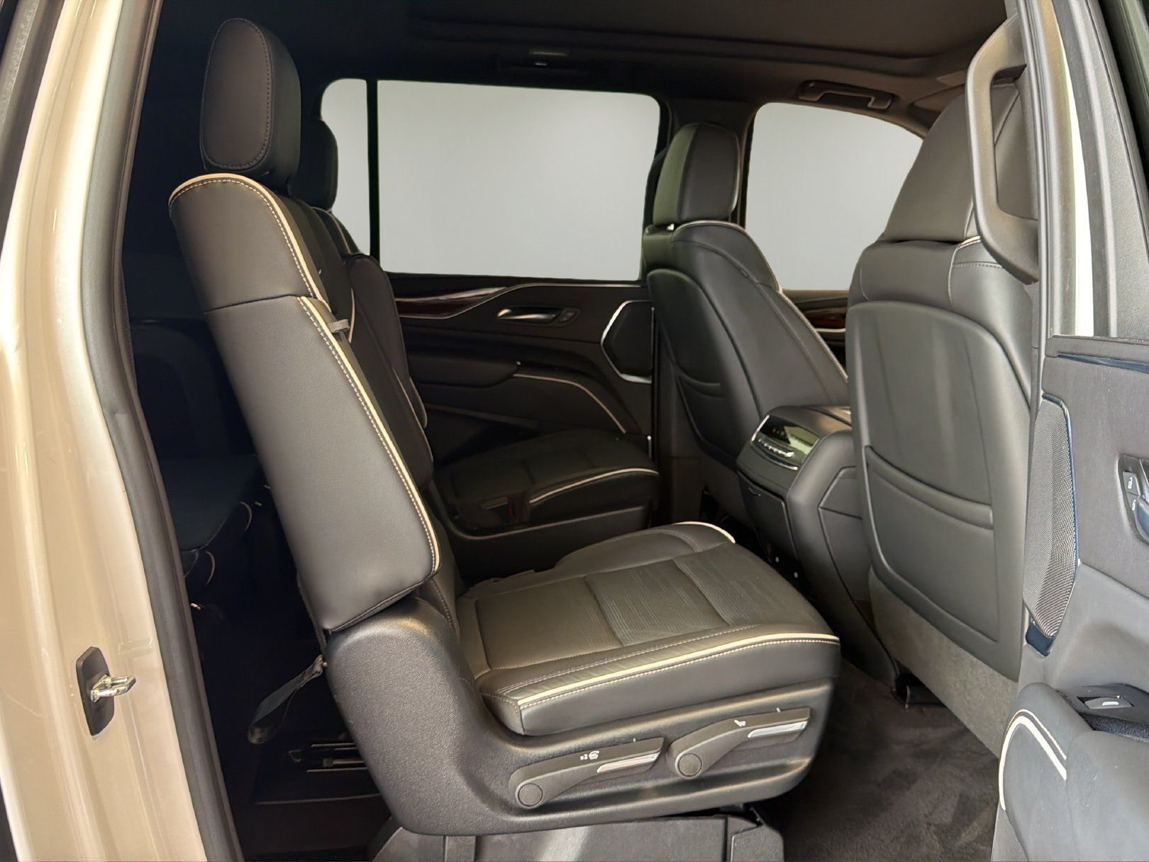 Certified 2023 Cadillac Escalade ESV Premium Luxury w/ LPO, Illumination Package AWD/4WD image 17