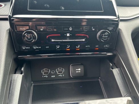 New 2025 Jeep Grand Cherokee Laredo image 13