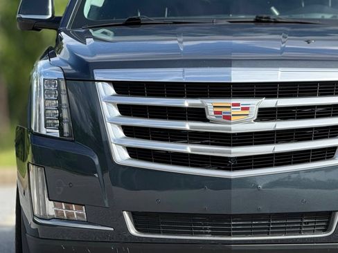 Used 2019 Cadillac Escalade Luxury AWD/4WD image 14