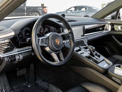 Used 2018 Porsche Panamera image 2
