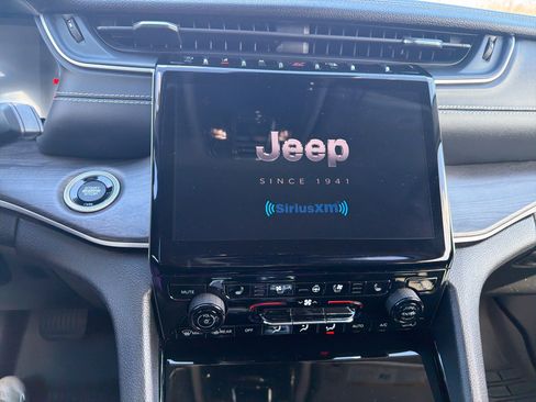 Certified 2023 Jeep Grand Cherokee Limited w/ Luxury Tech Group II AWD/4WD image 18