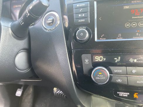 Used 2020 Nissan Rogue SV image 21