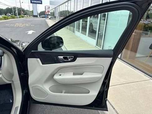 Used 2019 Volvo XC60 T5 Momentum w/ Multimedia Package AWD/4WD image 14
