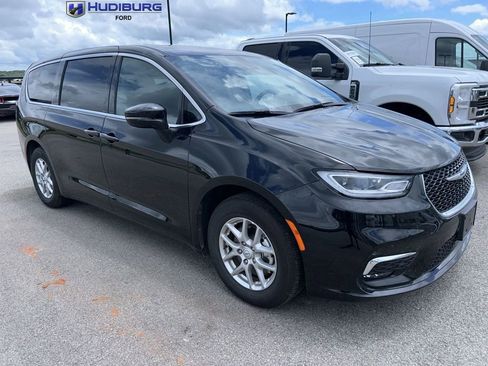 Used 2026 Chrysler Pacifica Select FWD image 1