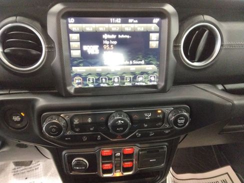 Used 2019 Jeep Wrangler Unlimited Sahara image 23