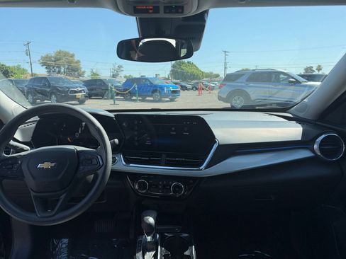 Used 2025 Chevrolet Trax LT FWD image 34