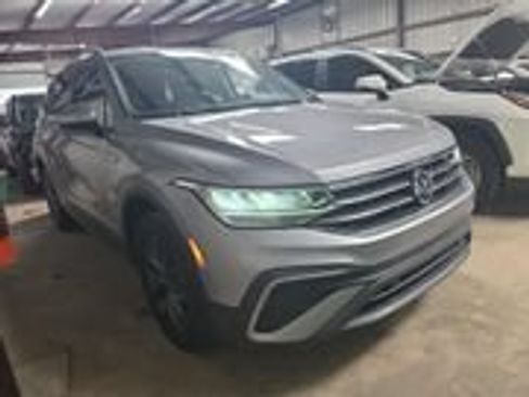 Used 2022 Volkswagen Tiguan SE w/ Panoramic Sunroof Package AWD/4WD image 3