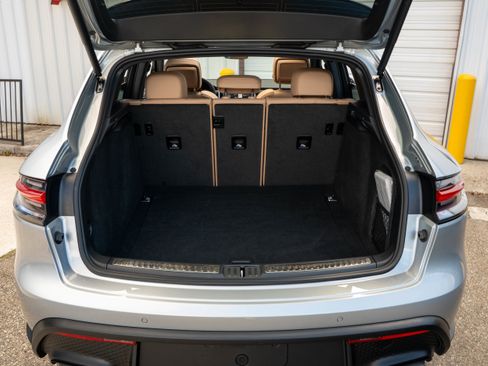 Certified 2025 Porsche Macan AWD/4WD image 37