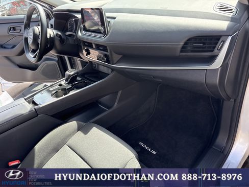 Used 2024 Nissan Rogue S FWD image 18
