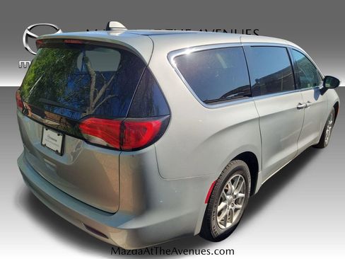 Used 2022 Chrysler Voyager LX image 13