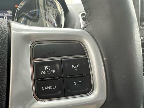 Used 2013 Chrysler Town & Country Touring image 11