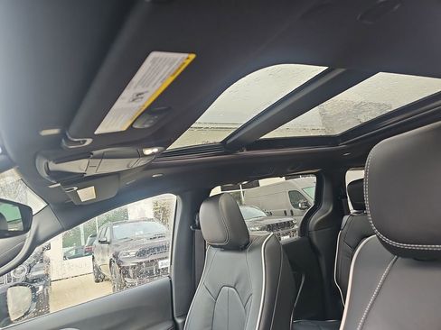 New 2026 Chrysler Pacifica Limited AWD/4WD image 23