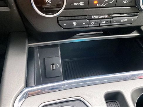 Used 2018 Ford Expedition XLT image 15