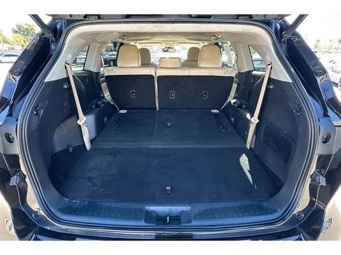 Used 2022 Toyota Highlander XLE image 17