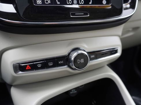 Used 2023 Volvo XC40 B5 Plus image 17