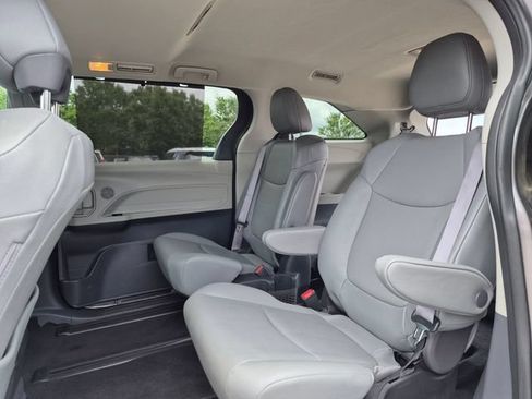 Used 2024 Toyota Sienna XLE FWD image 27