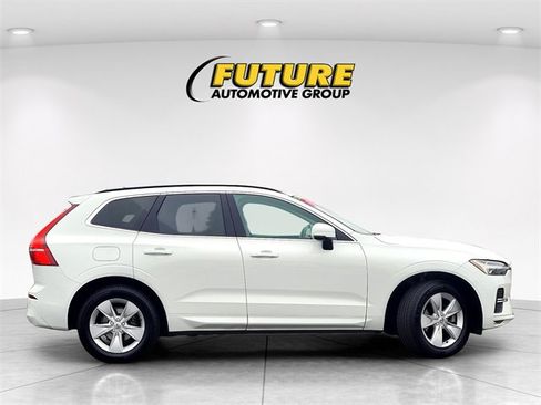 Used 2022 Volvo XC60 B5 Momentum image 3