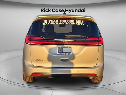 Used 2024 Chrysler Pacifica Touring-L image 6