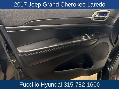 Used 2017 Jeep Grand Cherokee Laredo image 9