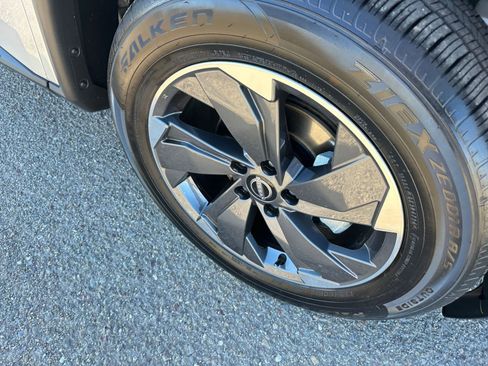 Used 2025 Nissan Rogue SV image 30