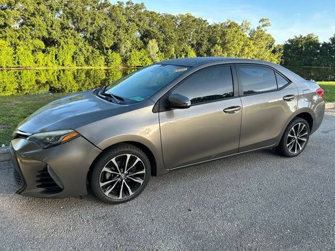 Used 2017 Toyota Corolla SE FWD image 2