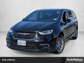 Used 2025 Chrysler Pacifica Select video 1