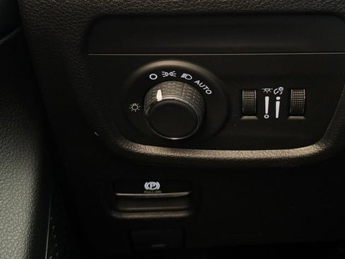 Used 2023 Jeep Grand Cherokee Laredo AWD/4WD image 30