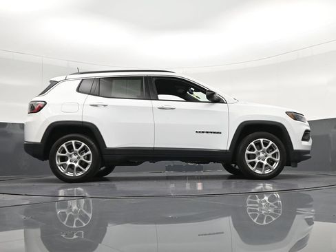 Used 2024 Jeep Compass Latitude AWD/4WD image 31