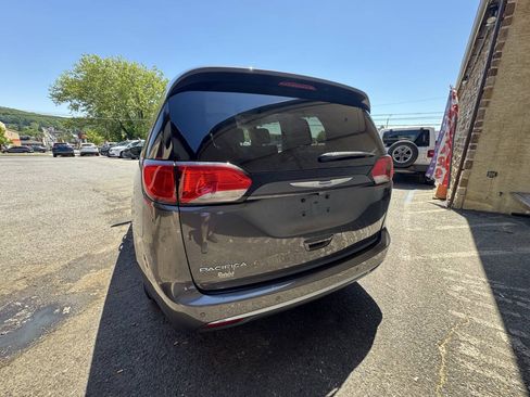 Used 2019 Chrysler Pacifica Touring-L FWD image 6