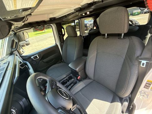 Used 2025 Jeep Wrangler Unlimited Sport AWD/4WD image 11