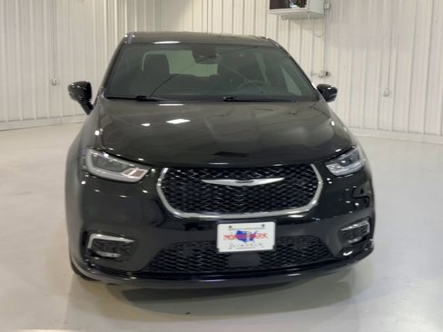 Used 2025 Chrysler Pacifica Select FWD image 4
