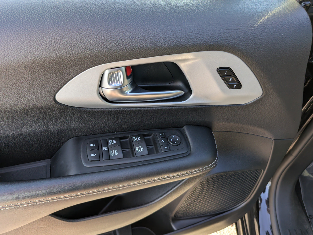 Used 2025 Chrysler Pacifica Limited FWD image 20