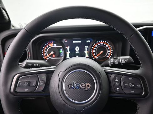 Used 2025 Jeep Wrangler Unlimited Rubicon AWD/4WD image 13