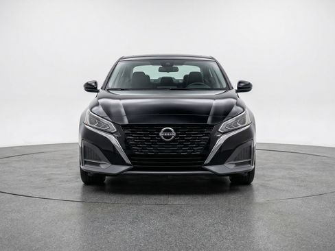 Used 2025 Nissan Altima 2.5 SV FWD image 2
