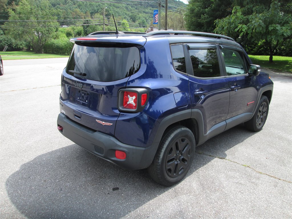 Used 2018 Jeep Renegade Trailhawk w/ UConnect 8.4 Nav Group AWD/4WD image 3